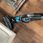 استفاده از جارو شارژی بیسل Cordless Max 2767Z در خانه برای نظافت سریع و بی‌سیم